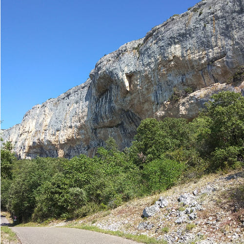 Autour de la falaise